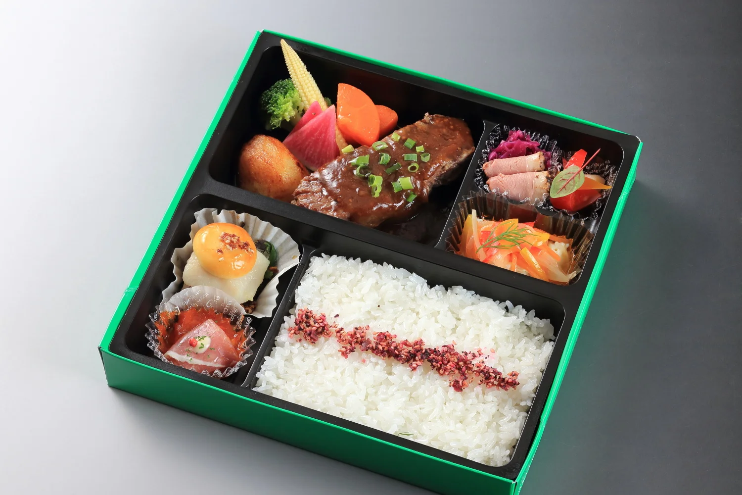 ・お惣菜5種・野菜料理・白身魚のグラタン・メイン料理60g・白飯(宮城県登米産特別栽培米つや姫)200g・デザート盛り…