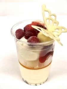 蝶の飾りがのった華やかなカップデザート